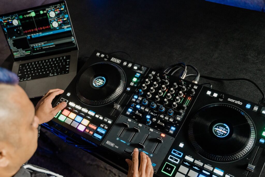 RANE FOUR, el controlador DJ de Serato Stems - AFIAL