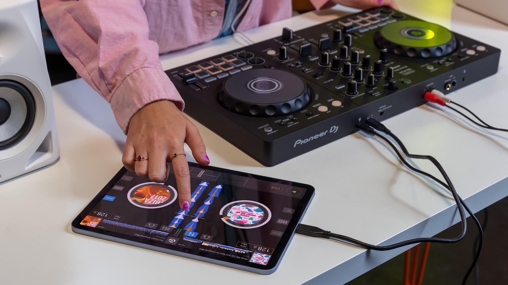 Pioneer DJ Launches DDJ-400 Rekordbox DJ Controller!